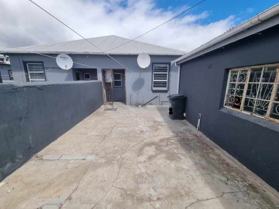 To Let 2 Bedroom Property for Rent in Lansdowne Western Cape